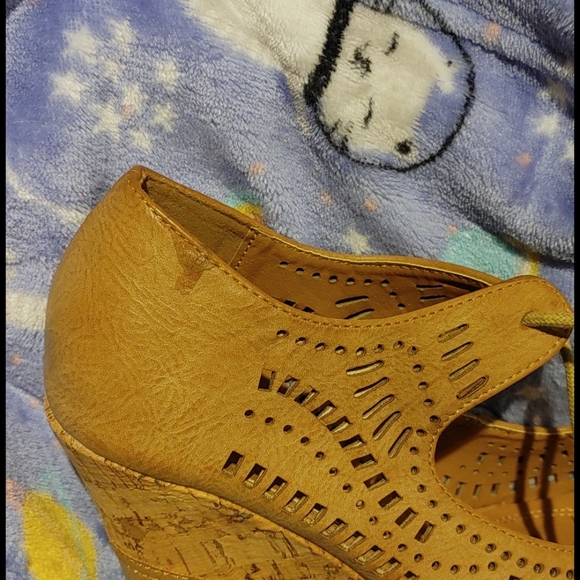 *LAST CHANCE* Tan Platform Wedge Peep Toe Sandals - Picture 6 of 7